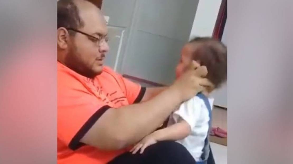 أثار الفيديو غضب الملايين… الشرطة السعودية تعلن القبض على “معذّب طفلته”