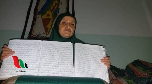 سيدة غزية تنسخ القرآن مرتين في 6 أشهر