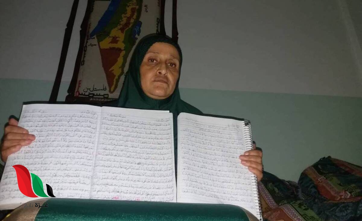 سيدة غزية تنسخ القرآن مرتين في 6 أشهر