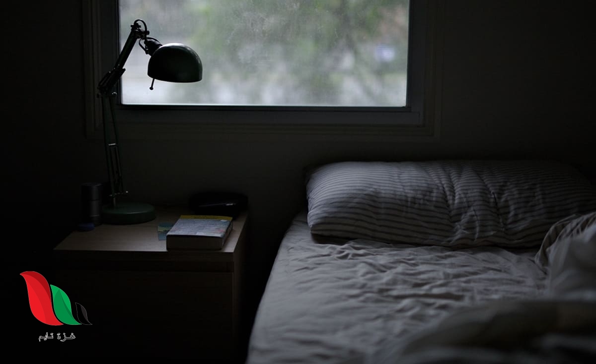 تفسير حلم رؤية الميت يلبس ملابس الحي في المنام لابن سيرين