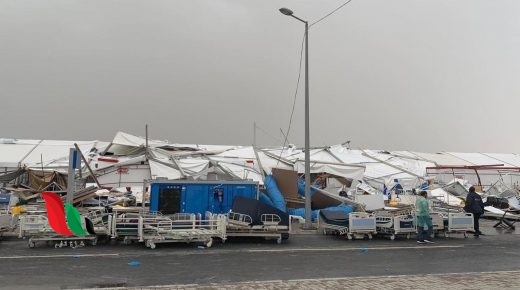 شاهد: انهيار المستشفى الميداني في قطر بسبب الرياح القوية