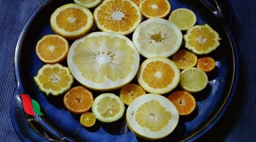 يوجد الحمض في الغذاء مثل الليمون والبرتقال اللذين يحتويان على حمض