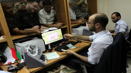 "المالية" بغزة تؤكد وجود مساعٍ دائمة لزيادة نسبة صرف رواتب موظفيها