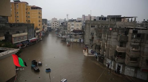بلدية غزة تعالج أثار المنخفض الجوي