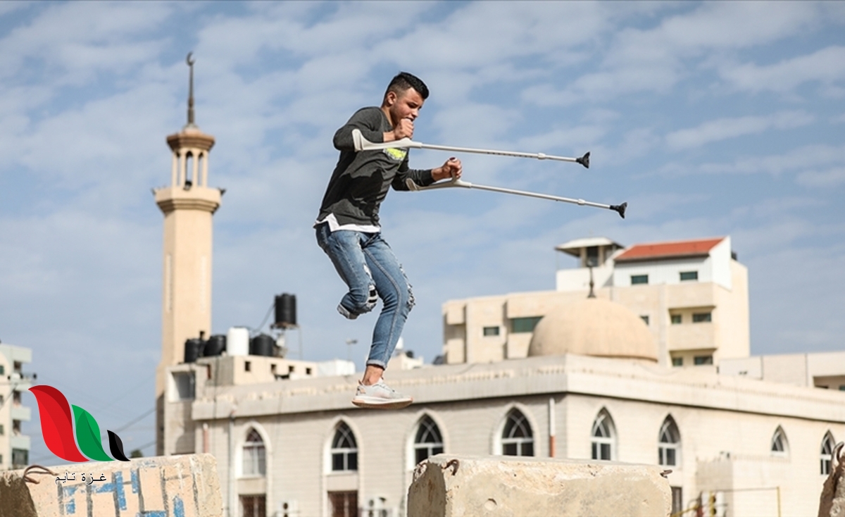 بساق واحدة.. شاب فلسطيني يمارس “الباركور” في غزة
