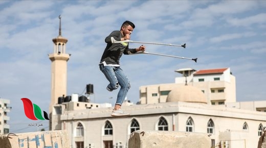 بساق واحدة.. شاب فلسطيني يمارس "الباركور" في غزة