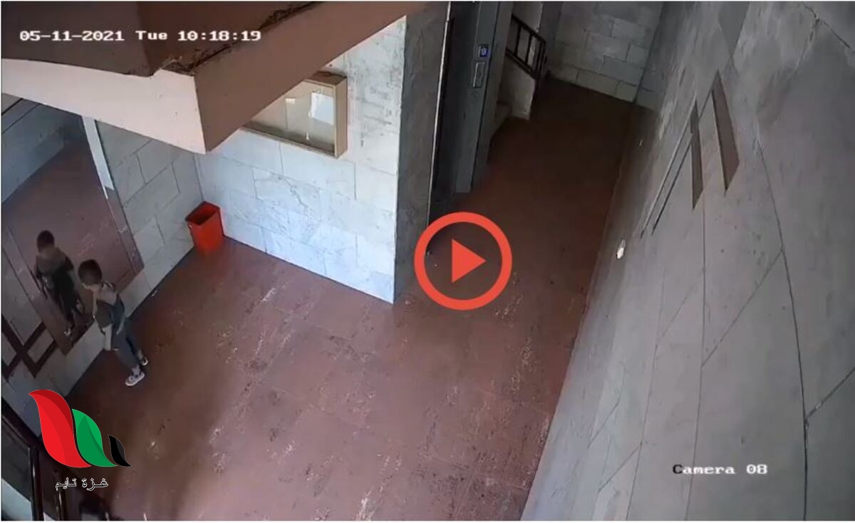 شاهد: نجاة طفلين بأعجوبة من آثار قصف إسرائيلي بغزة