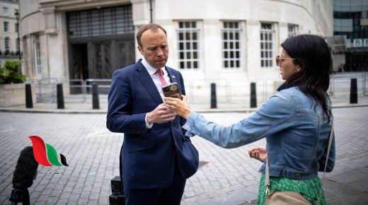 شاهد: وزير الصحة البريطاني يقبل مساعدته ويثير ضجة واسعة