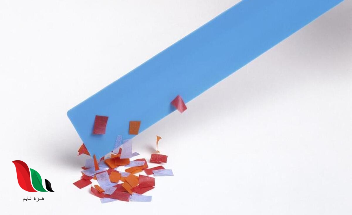 ماذا حدث لقصاصات الورق عندما قربت المسطرة