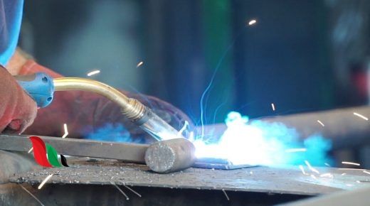 أي الأحماض التالية يستخدم في العمليات الصناعية لتنظيف الفلزات