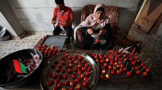 حلوى "العنبر" مصدر دخل لأسرة فقيرة في غزة