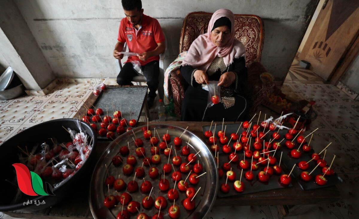 حلوى "العنبر" مصدر دخل لأسرة فقيرة في غزة