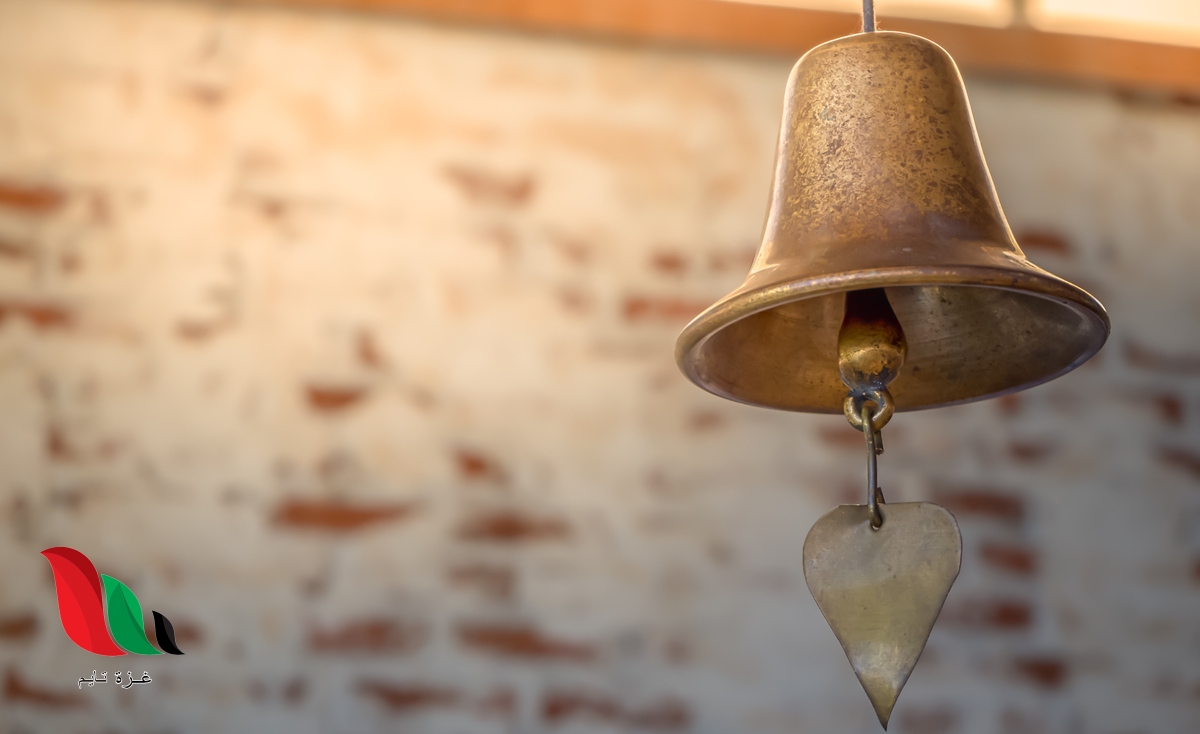 ما هو اللون الذي يتحول إليه النحاس عندما يتفاعل مع الماء والهواء؟