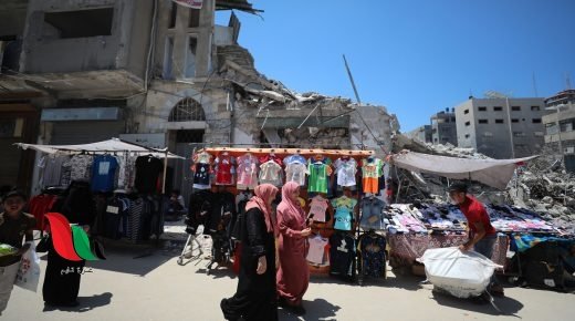 الغزيون يتطلعون للعيد وسط غلاء الأسعار