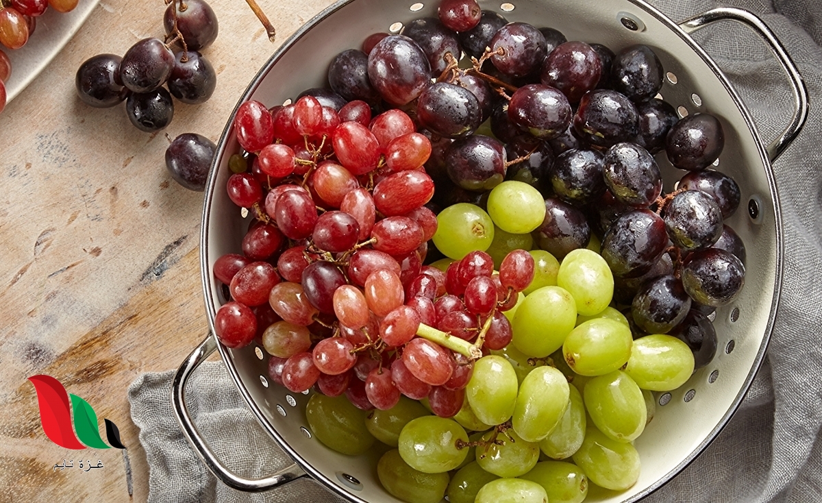 لماذا ينصح بإضافة العنب للطعام عالي الدهون؟