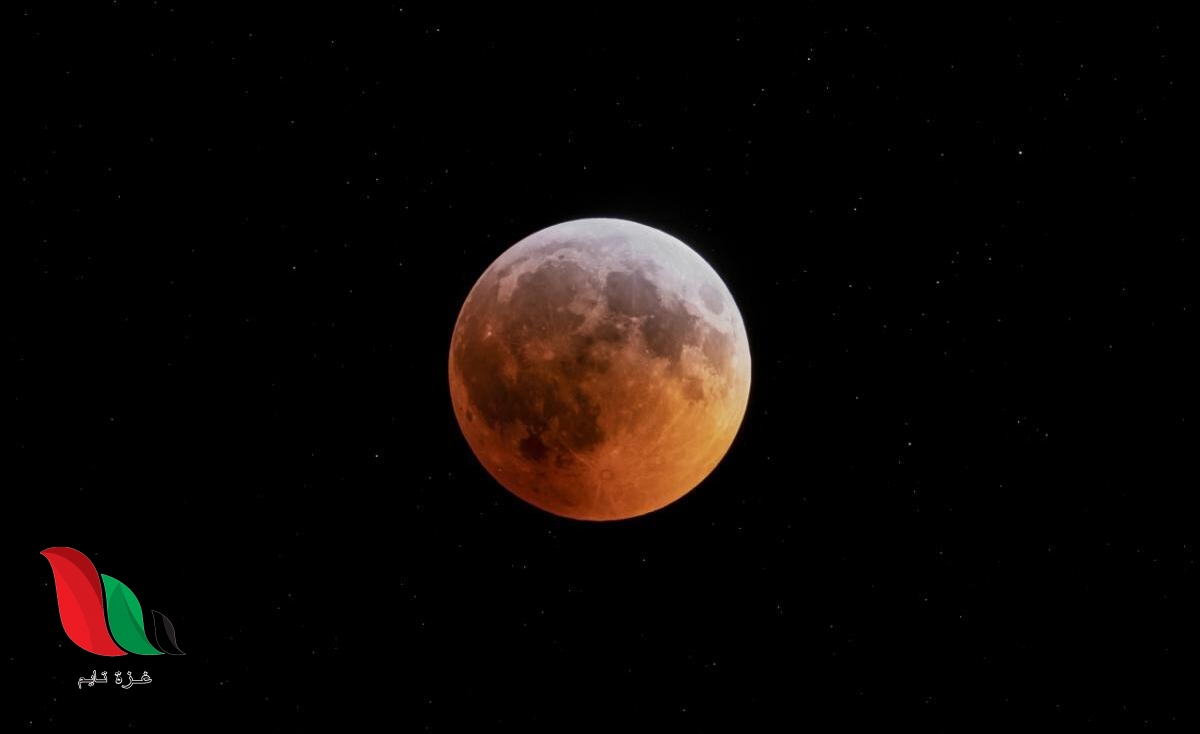 القمر لا يضيء بنفسه لكننا في الليل نراه يشع نورا فما السبب