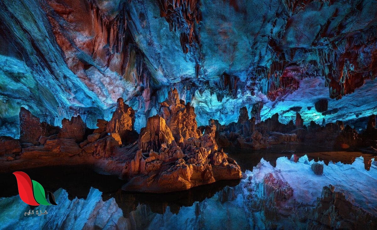 تتشكل معظم الكهوف الجوفيه بفعل الماء على الصخور