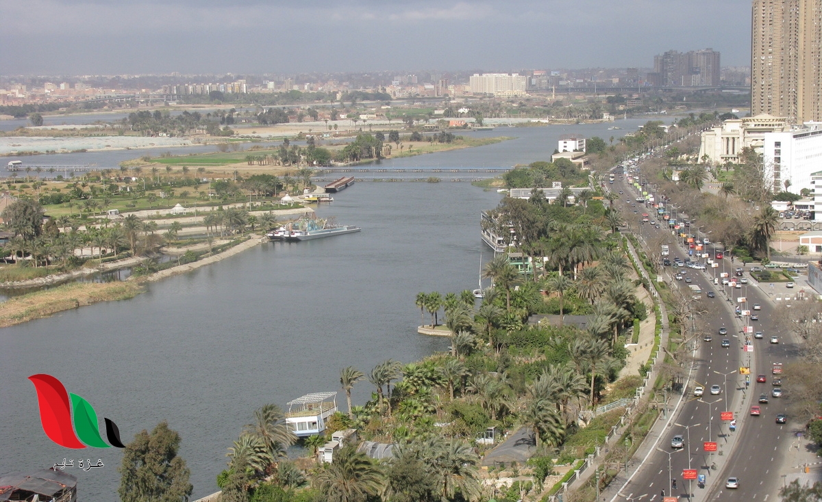 يبلغ طول نهر النيل ٦٨٢٥ كلم تقريبا تقريب هذا الطول إلى أقرب مئة كلم