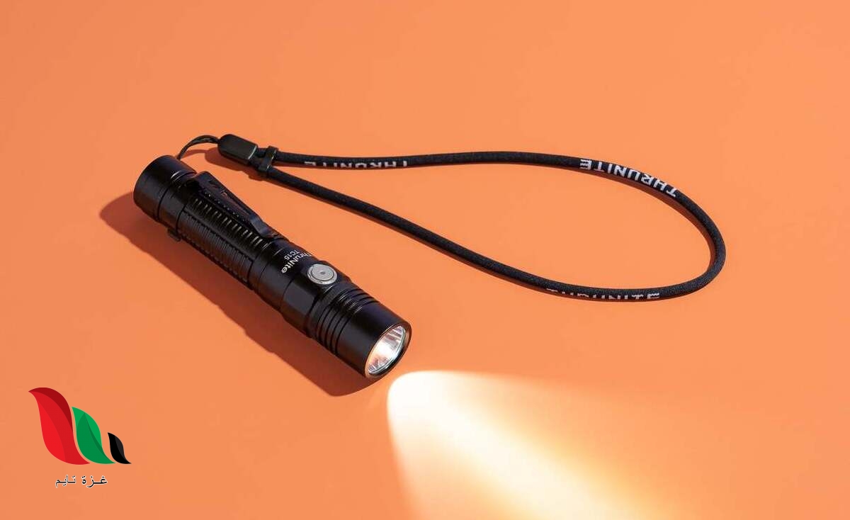 يظهر الشكل ادناه مصباحا يدويا وثلاث طرق لوضع البطاريات فيه أي الأشكال توضح الطريقة الصحيحة التي تجعل البطاريات تعمل