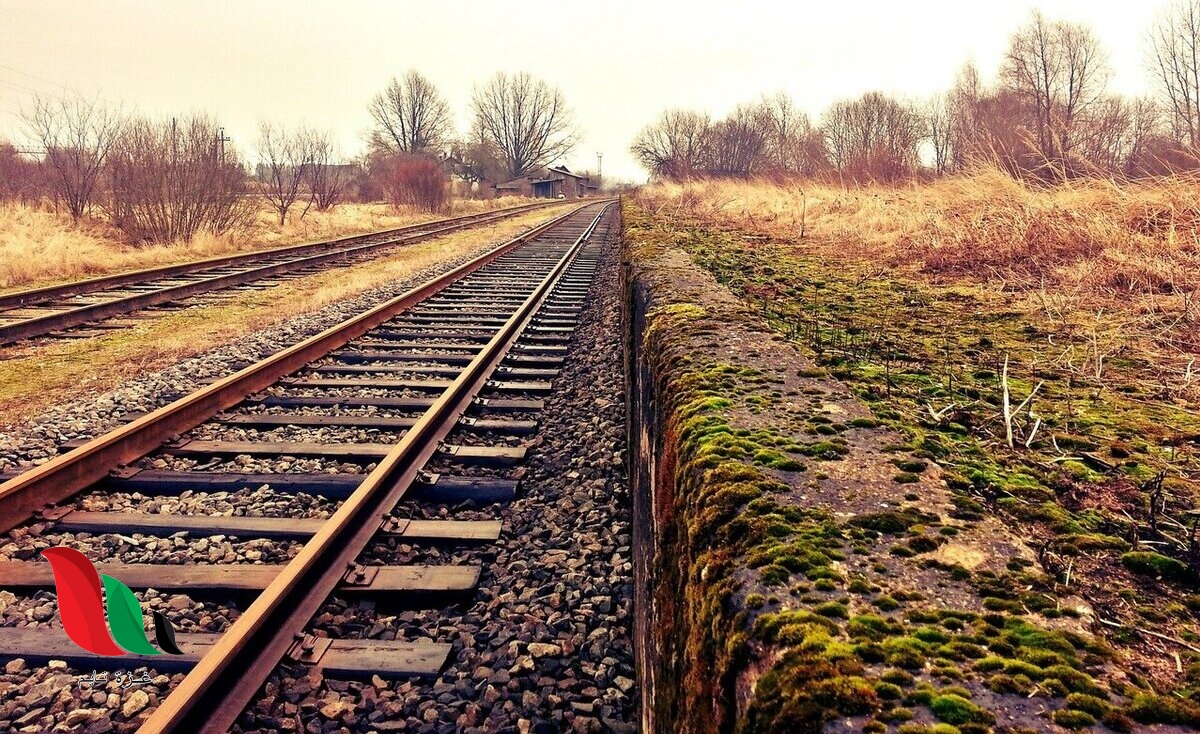 أي مما يلي يفسر سبب ترك فجوات بين قضبان السكك الحديدية المعدنية؟