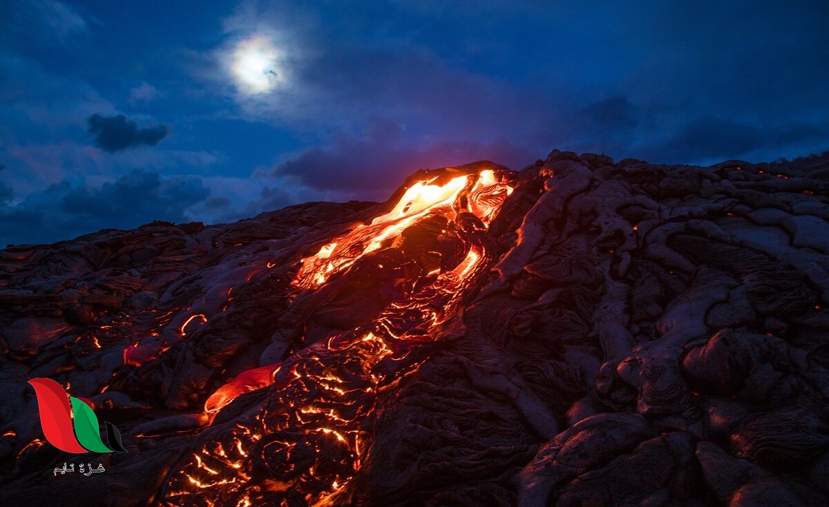 بركان واسع الامتداد له جوانب قليلة الانحدار يسمى