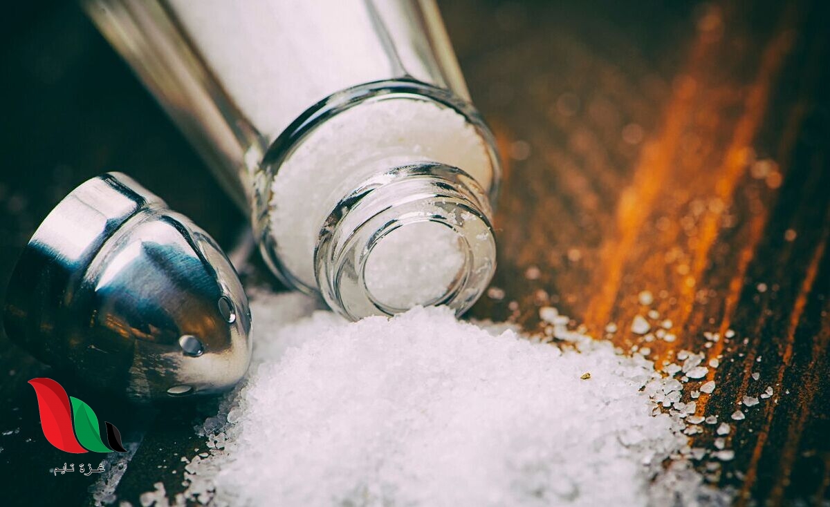 تتكون صيغة الملح المائي من صيغة المركب الأيوني وعدد جزيئات ماء التبلور المرتبطة بوحدة الصيغة