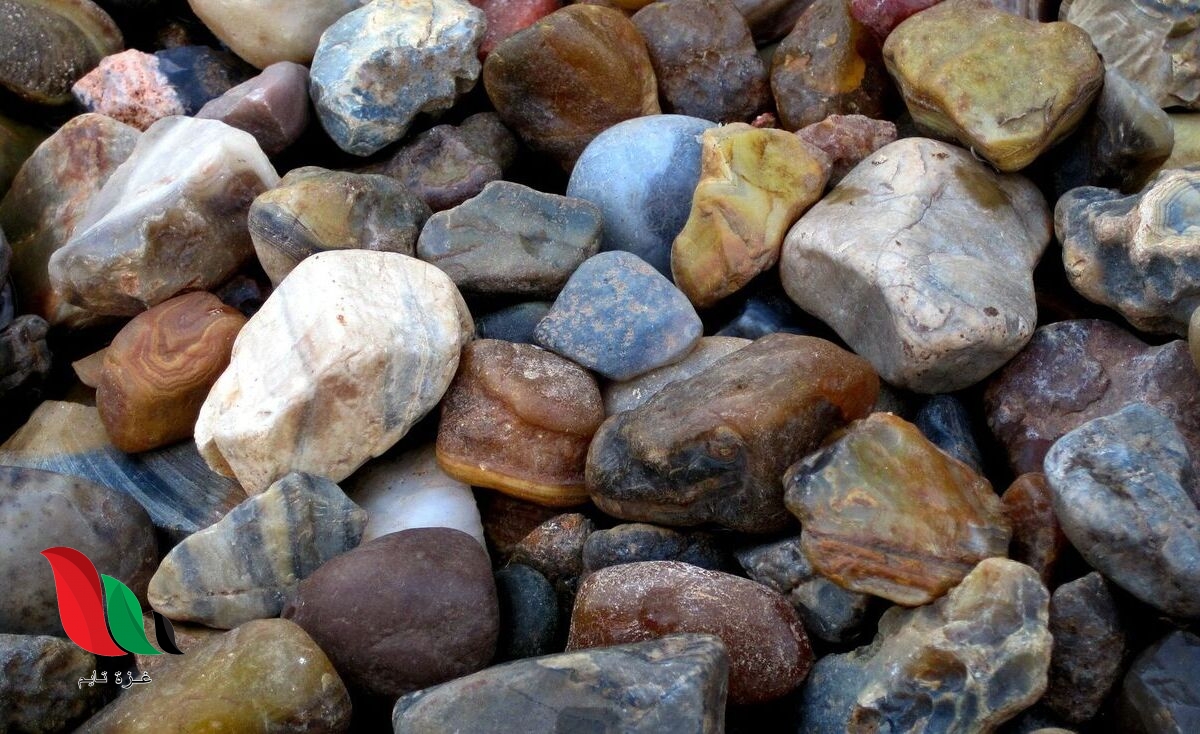 تستخدم المعادن في صنع اشياء كثيره بما في ذلك المجوهرات