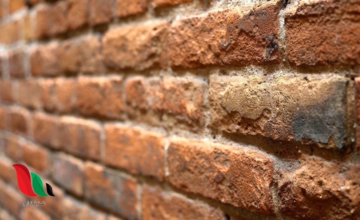 دقائق المادة الصلبة تهتز في مكان محدد بحيث تبقى قريبة من بعضها البعض