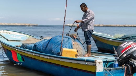 الاحتلال يستهدف مراكب الصيادين في بحر غزة