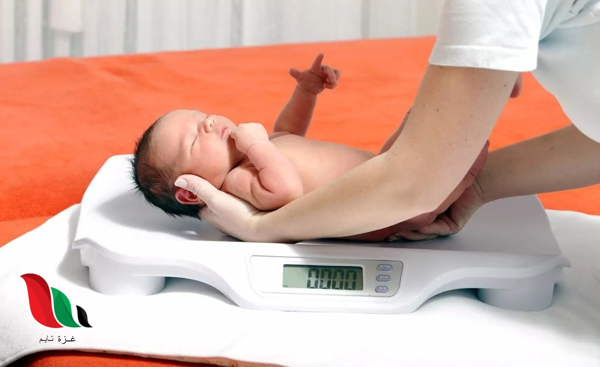 يبين الجدول أدناه كتلة طفل بالكيلوجرام للأعمار ٤-١٢ شهرا