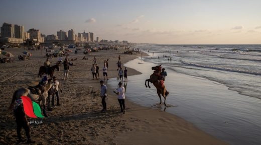 بلدية غزة تشرع بإنشاء ملعب رياضي على شاطئ البحر