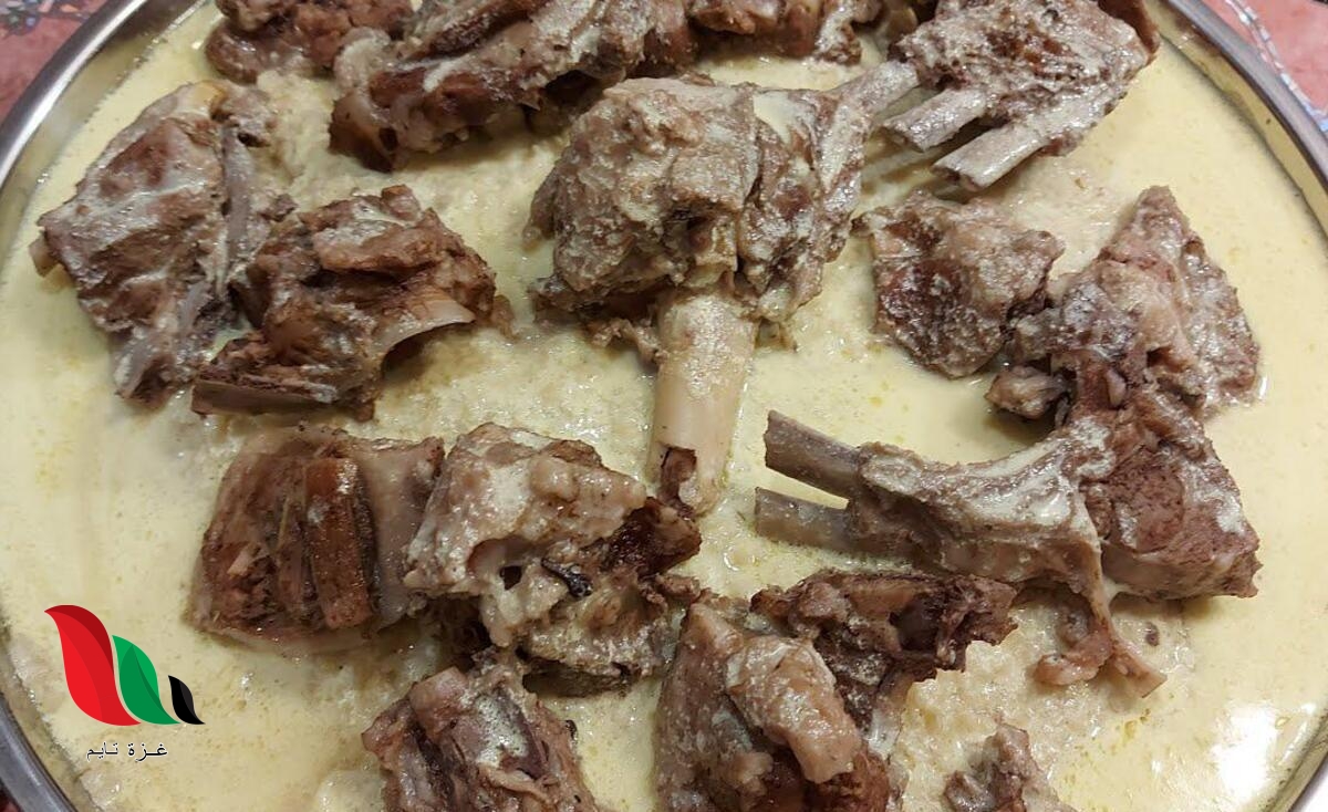 تشتهر عرعر بطبق من الارز واللحم مع السمن البري مع خبز الصاج