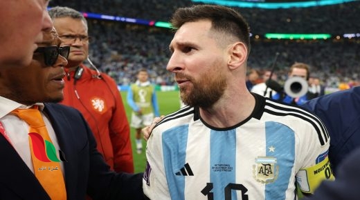 ماذا قصد ميسي باحتفاله أمام فان غال؟