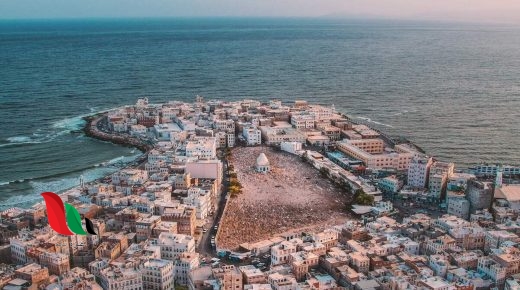 ما اسم الجبل الذي تتكئ عليه مدينة المكلا في اليمن