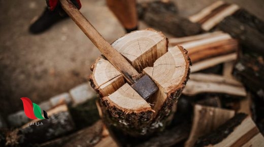 استخدم عمر في تقسيم قطعة حطب مطرقة ثقيلة لطرق اسفين فائدته الميكانيكية المثالية