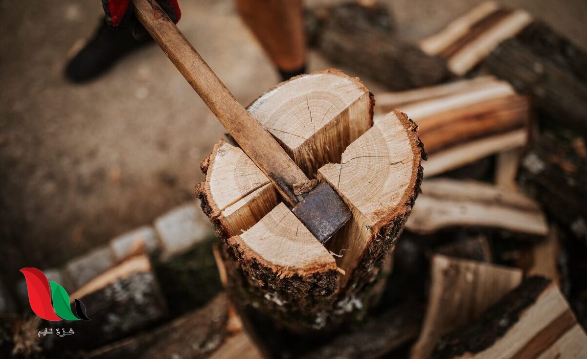 استخدم عمر في تقسيم قطعة حطب مطرقة ثقيلة لطرق اسفين فائدته الميكانيكية المثالية