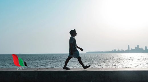 الطاقة الحركية لطالب كتلته 66kg عندما يمشي بسرعة ثابتة ليقطع 500m خلال 10min تساوي