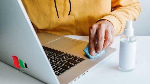 تحتاج الأجهزة الإلكترونية إلى التعقيم من الخارج بصورة دورية لكثرة ملامستها، لذلك تنظف دوريًا بقماش