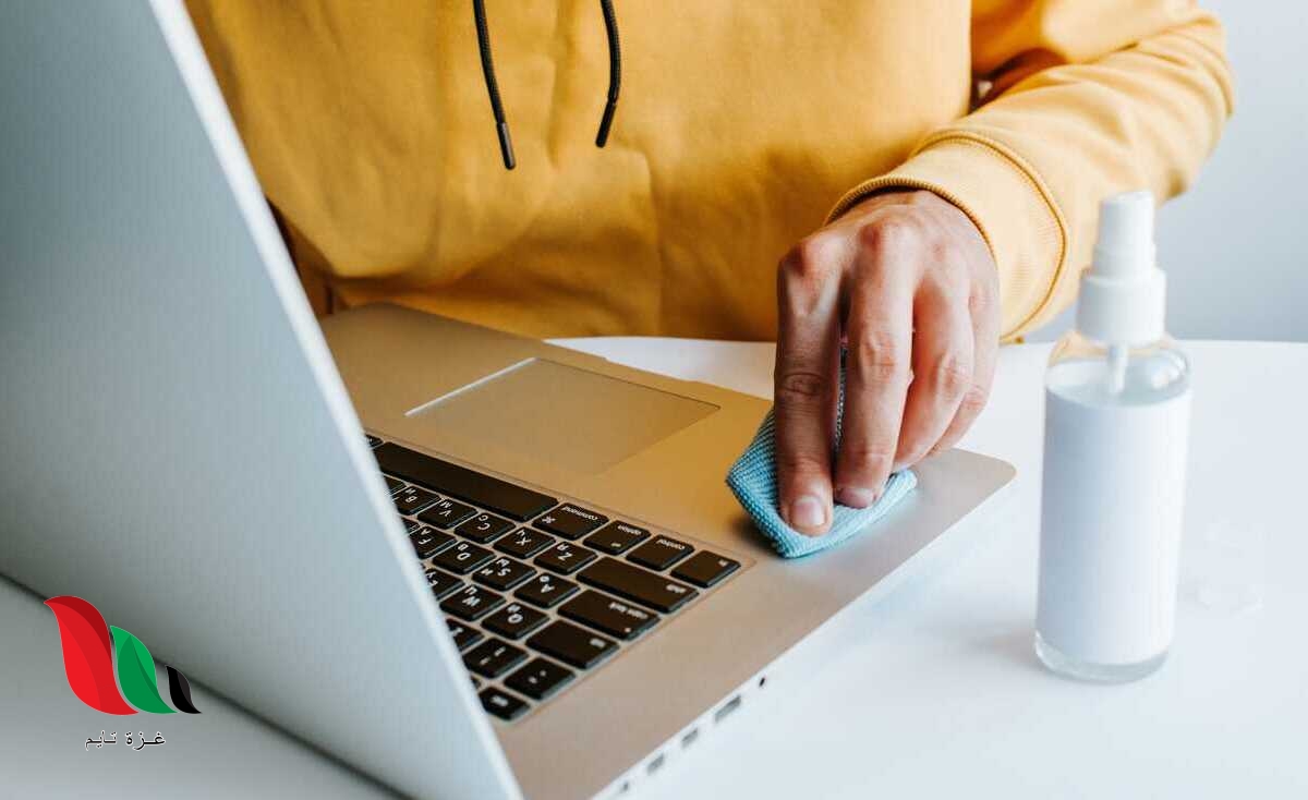 تحتاج الأجهزة الإلكترونية إلى التعقيم من الخارج بصورة دورية لكثرة ملامستها، لذلك تنظف دوريًا بقماش