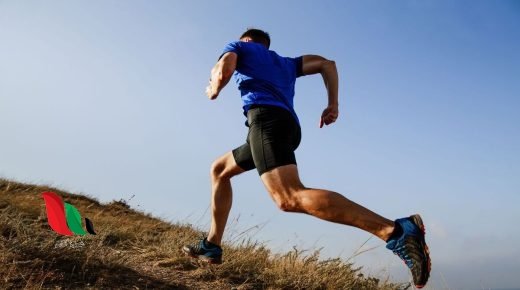 يزيد الرياضيون من سرعتهم في سباقات المشي بأرجحة الورك نحو الأعلى صواب
