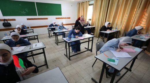 حل أسئلة امتحان الانجليزي الورقة الثانية توجيهي 2023 أدبي في فلسطين