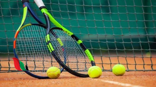 تتصف المسكة للضربات الأمامية بوضع المضرب بشكل عمودي على الأرض بصفة مستمرة؟