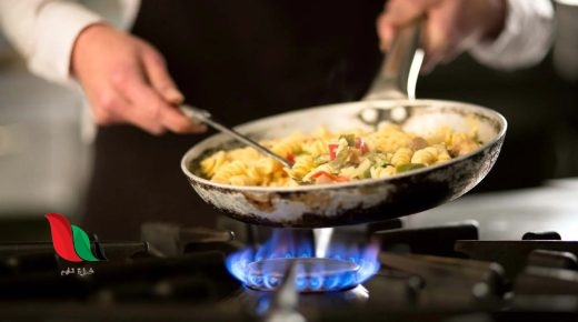 تنتقل الحرارة من المادة ذات درجة الحرارة الأقل إلى المادة ذات درجة الحرارة الأكبر على صورة طاقة حرارية