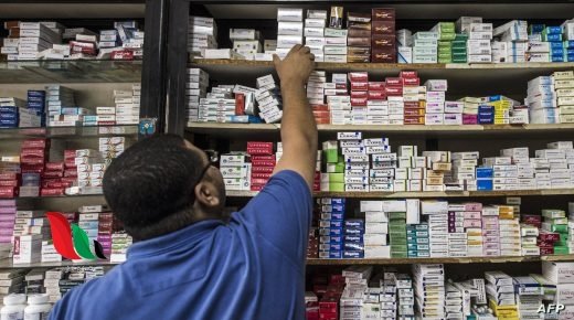 الأدوية تغزو البسطات.. السوق السوداء تفرض كلمتها في قطاع غزة