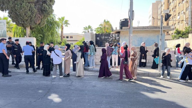 إجابات امتحان اللغة العربية تخصص الورقة 1 توجيهي 2024 بالأردن