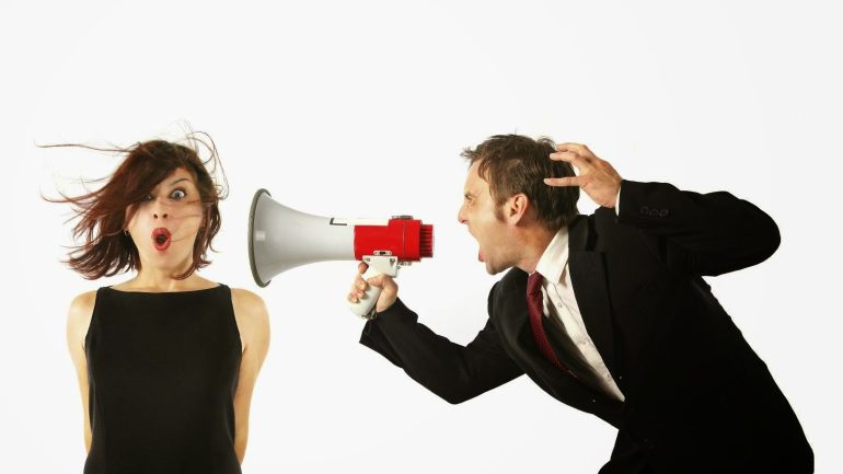 تسهم نبرة الصوت وتنغيمها في تحقيق فعالية التواصل؛ فالنبرة تكون على مستوى الجملة والتنغيم على مستوى الكلمة. صواب خطأ