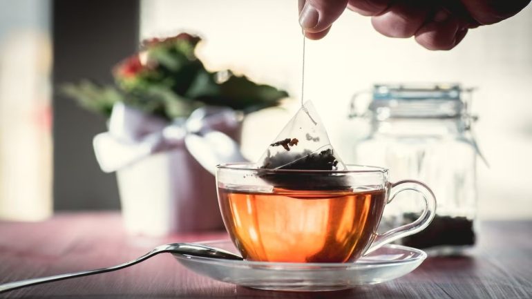 أكياس الشاي تشكل خطرًا على الصحة والبيئة.. ما السبب؟