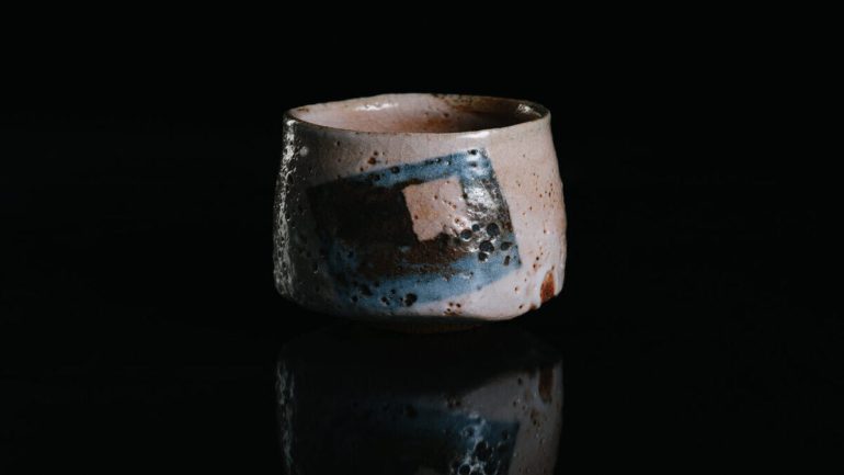 الطلاء الزجاجي عبارة عن تغطية غير لامعة لسطح القطع الفخارية صواب خطأ