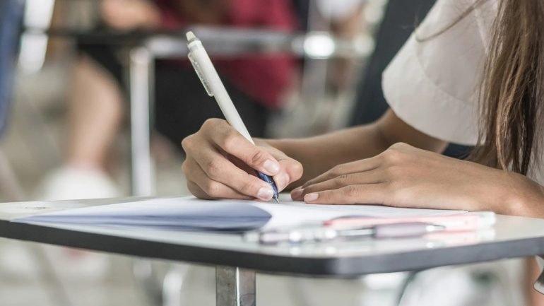 العراق: اسئلة عربي ثالث متوسط لجميع السنوات مع الحل pdf