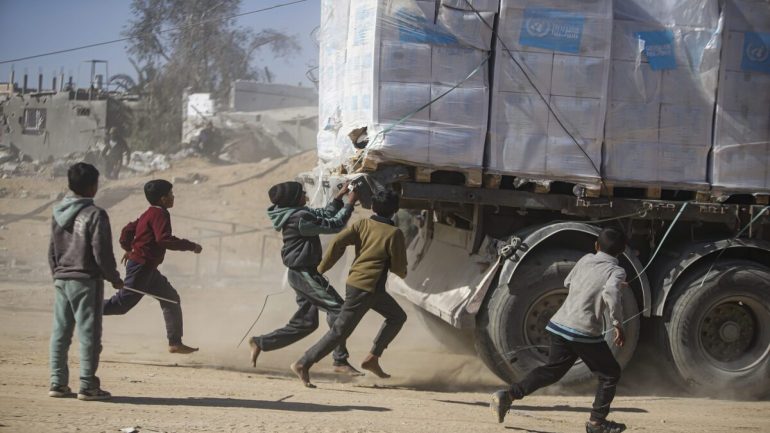 وقف المساعدات.. تصعيد جديد ينذر بانهيار “اتفاق غرة”